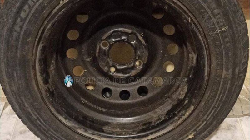 Sorprenden a un menor robando el auxilio de una camioneta