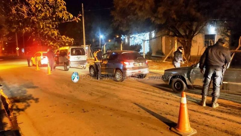 Casi un centenar de notificaciones y dos fiestas clandestinas