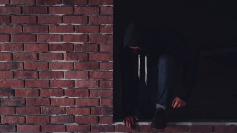 Ingresó a la casa de una mujer para robarle