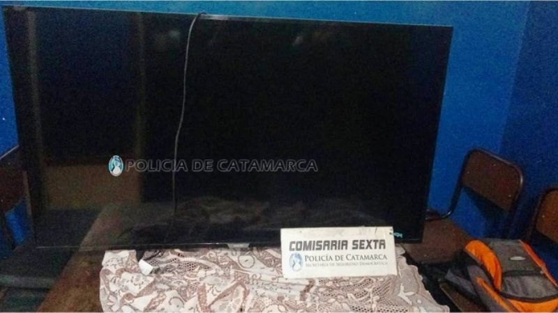 Vio a la policía y dejó abandonado un televisor robado