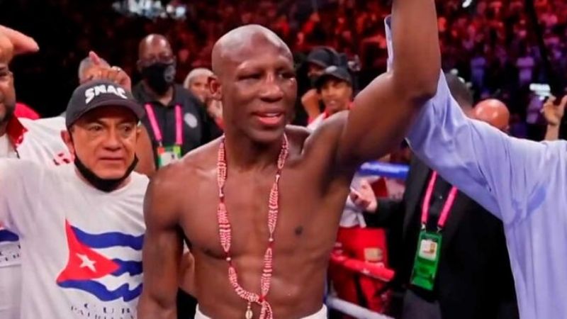 Ugás venció por puntos y rompió la leyenda de Pacquiao