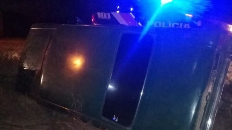 Auto volcó en Avenida del Trabajo