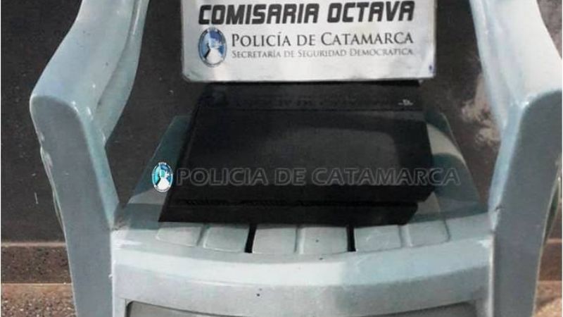 Un joven y un menos robaron tres sillas y una Play 4