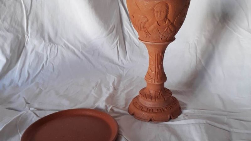 Confeccionan cáliz y patena de cerámica con escenas de la vida de Esquiú