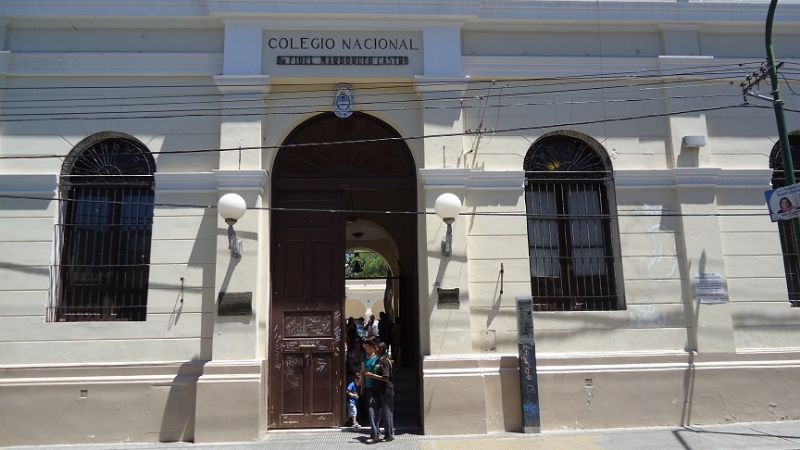 Abrazo simbólico de la comunidad educativa del Colegio Nacional