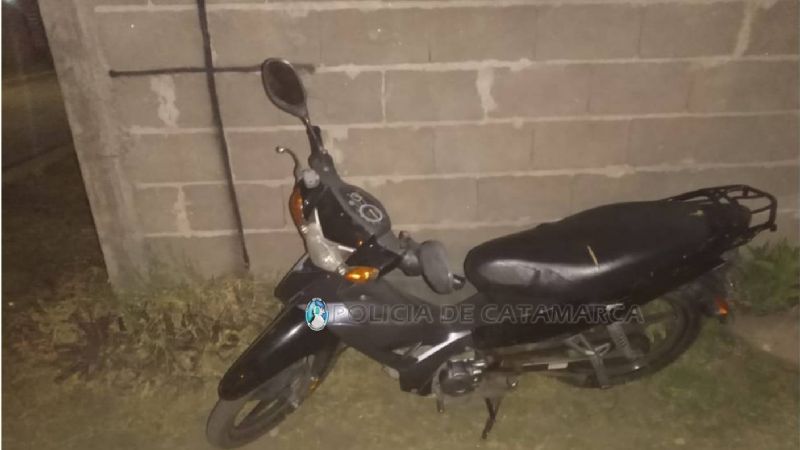 Abandonaron una moto en la puerta de su casa