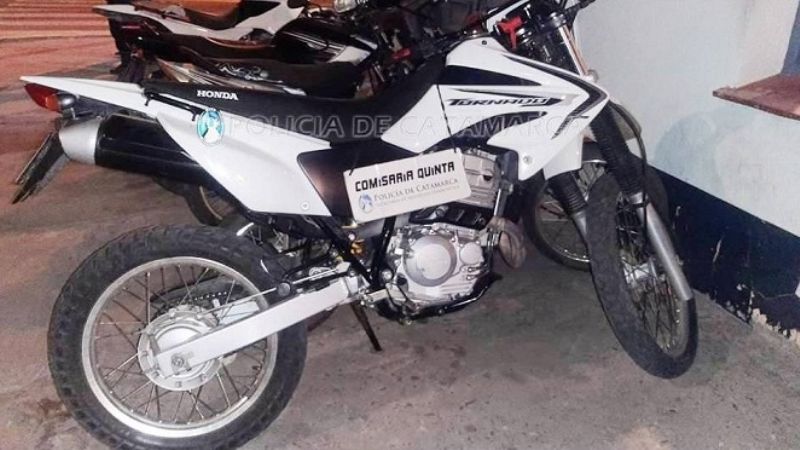 Dos detenidos y una Honda Tornado secuestrada