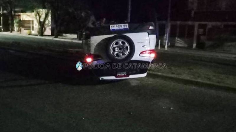 Camioneta quedó ruedas arriba: iban cinco jóvenes