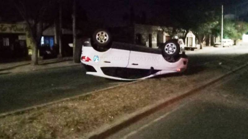 Camioneta quedó ruedas arriba: iban cinco jóvenes