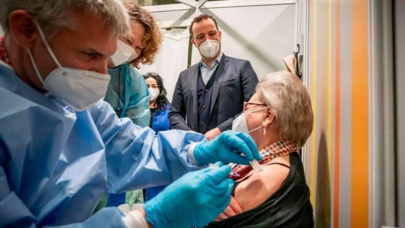 Estudio afirma que la protección de las vacunas disminuye a los seis meses