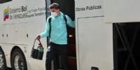 JULIÁN VÁZQUEZ bajando al hotel que aberga a la Selección en Caracas.