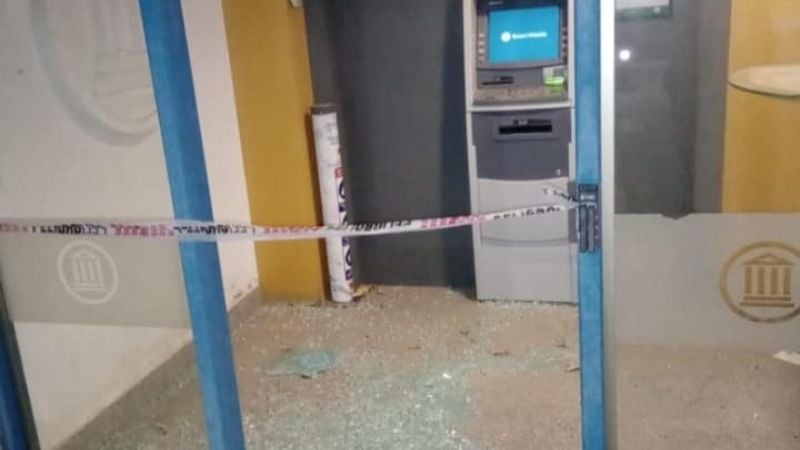 Entró al cajero y le explotó la puerta: tiene graves heridas