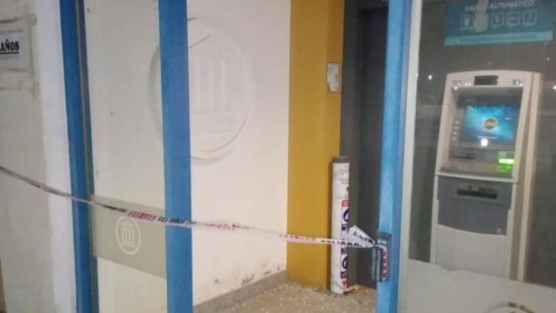 Entró al cajero y le explotó la puerta: tiene graves heridas