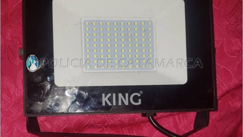 Policías recuperan un reflector robado