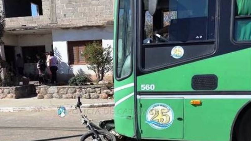 Moto conducida por un niño quedó debajo de un colectivo