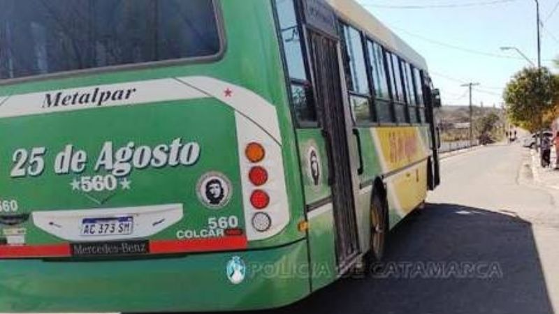 Moto conducida por un niño quedó debajo de un colectivo