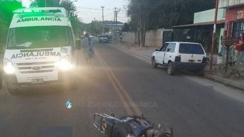 Motociclista perdió el control y cayó al suelo