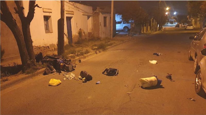 Motociclista se estrelló contra un auto estacionado