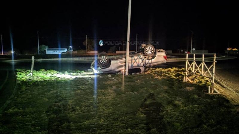 Tres heridos tras el vuelco de una camioneta