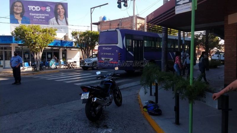 Motociclistas chocaron contra un colectivo