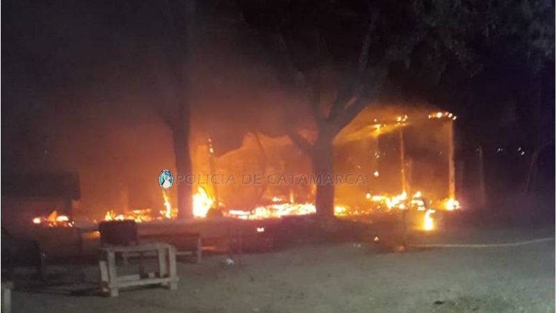 Se prendió fuego un quincho y un corral en una finca