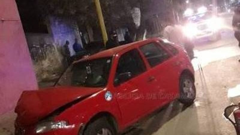 Perdió el control del auto y chocó contra un tronco