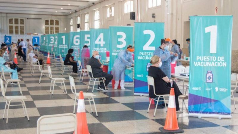 Argentina registró la cifra diaria más baja de contagios en un año