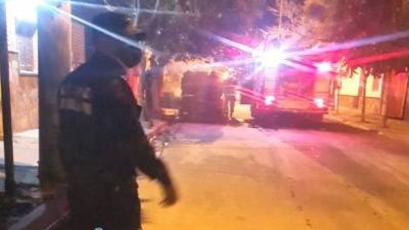 Se prendió fuego el motor de un auto