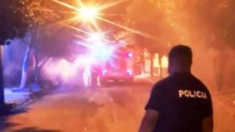 Se prendió fuego el motor de un auto