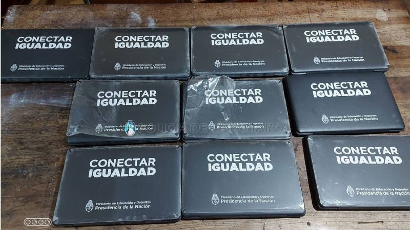 Encuentran una decena de netbooks en una alcantarilla