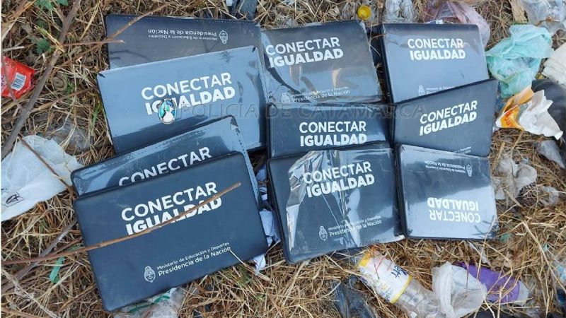 Encuentran una decena de netbooks en una alcantarilla