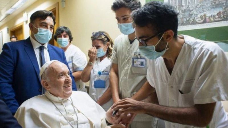 El Papa Francisco aseguró que un enfermero le salvó la vida
