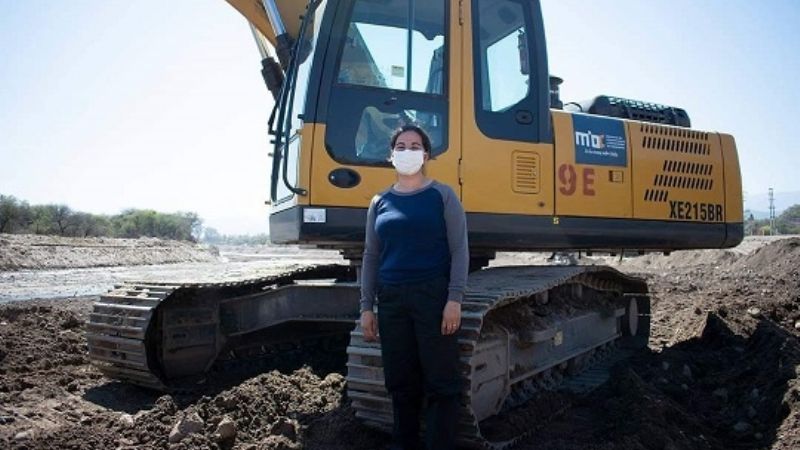 Primera mujer maquinista en Vialidad Provincial