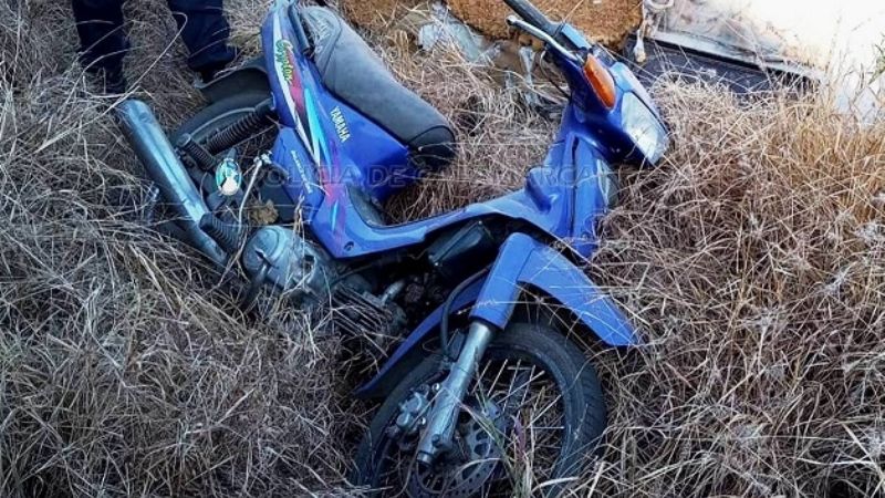 Encuentran una moto oculta entre la maleza