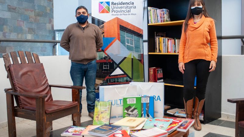 Aporte de libros a la residencia universitaria