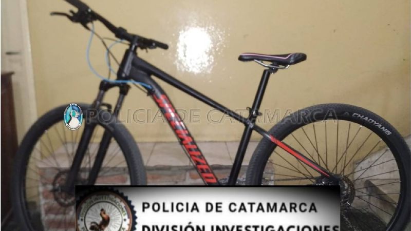 En allanamiento, policías recuperan una bicicleta robada