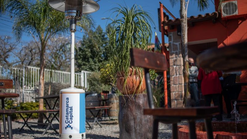 Entrega de estufas para exterior a gastronómicos de la Capital