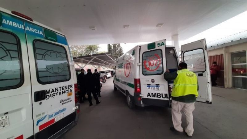 Trasladan a urgencia a motociclistas por un siniestro vial