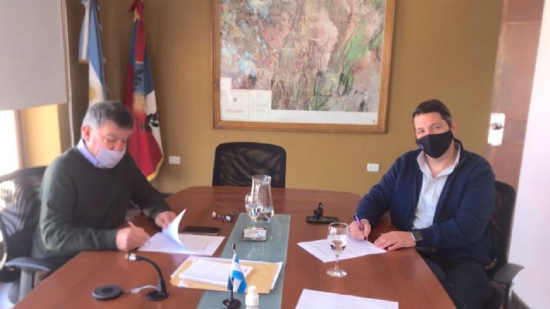 Firman contrato de explotación productiva para cultivos de vid en Tinogasta