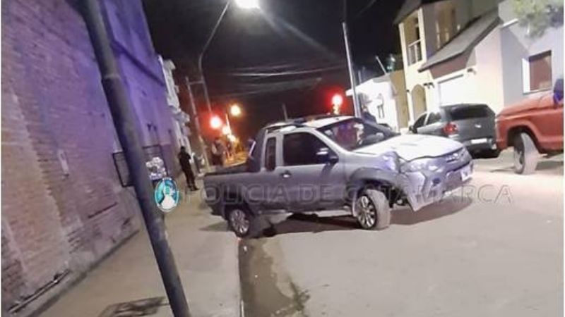 Conducía alcoholizado y chocó contra un poste de luz