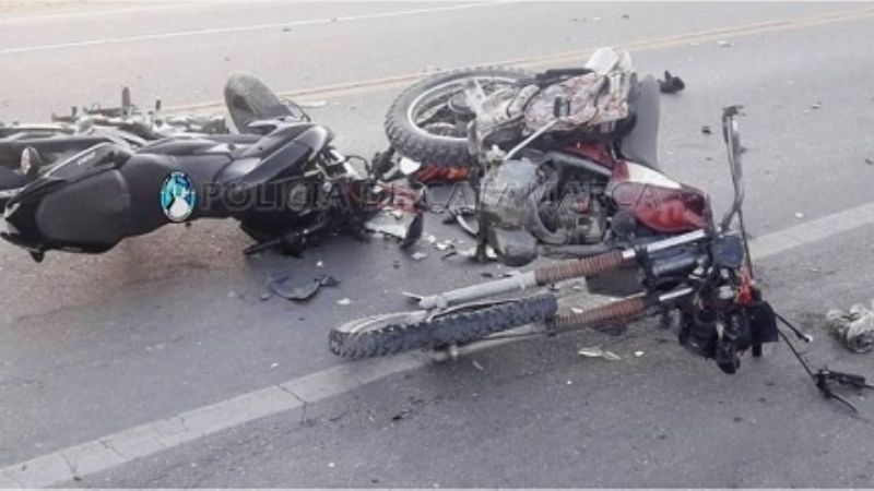 Trasladan a urgencia a motociclistas por un siniestro vial