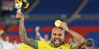 DANI ALVES el lateral de 38 años con la medalla de oro de Tokio 2020, y ahpra quiere ir por el Mundial de Dakar.