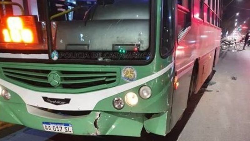 Terminó hospitalizado tras colisionar contra un colectivo