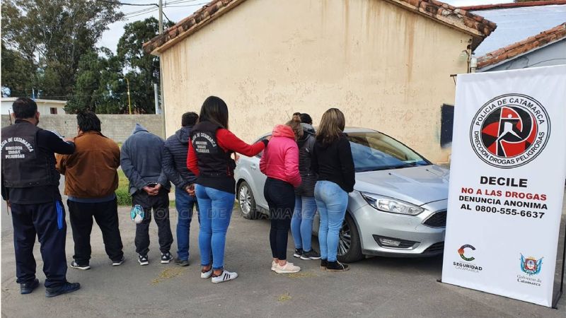 Seis detenidos: secuestran medio kilo de marihuana en Valle Viejo