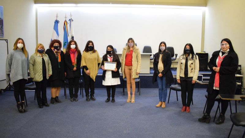 Reconocen trayectoria de maestra reeducadora vocal y acústica