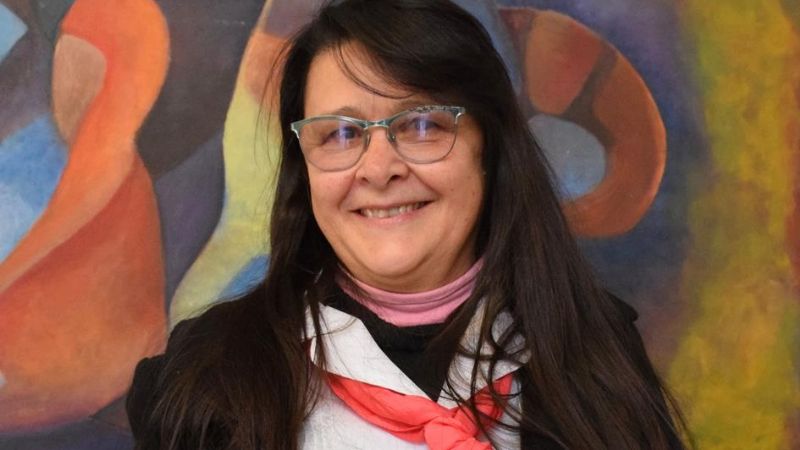 Reconocen trayectoria de maestra reeducadora vocal y acústica