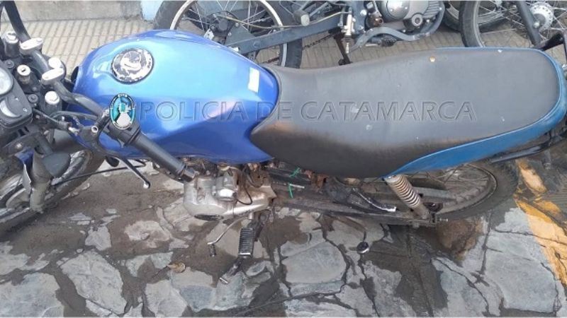 Cruzó un semáforo en rojo, no tenía los papeles y le quitaron la moto
