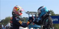 Bottas y Verstappen se saludan tras la carrera al sprint en Monza.