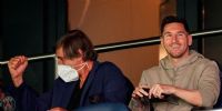 MESSI ESPECTADOR, en la platea del PSG, junto a sus asistente personal, Pepe Costa.