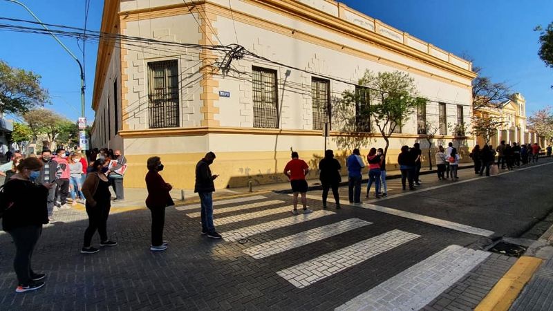 Larga espera de votantes en el Colegio Fasta